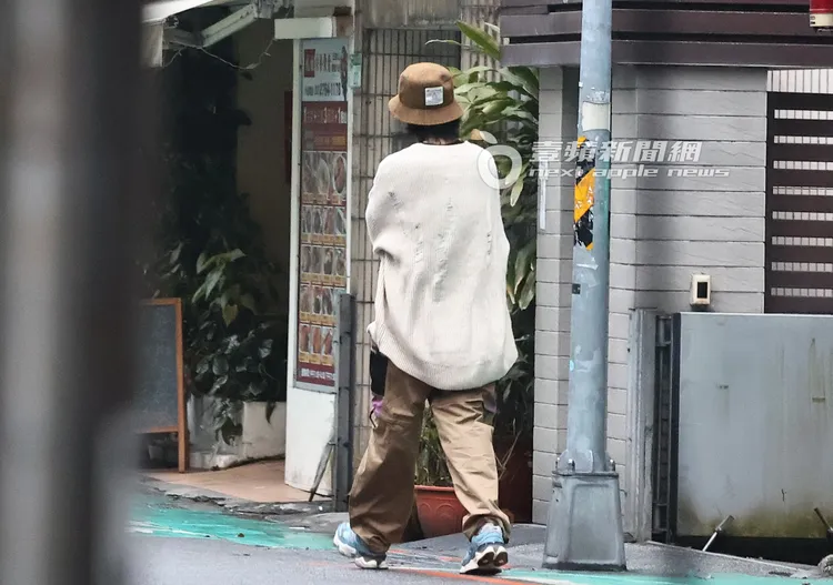 看了不滿意後陳柏霖又繼續尋找店家。特勤中心攝