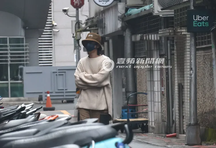 走到附近巷弄的餐廳，陳柏霖抱胸觀察有無想吃的菜單。特勤中心攝