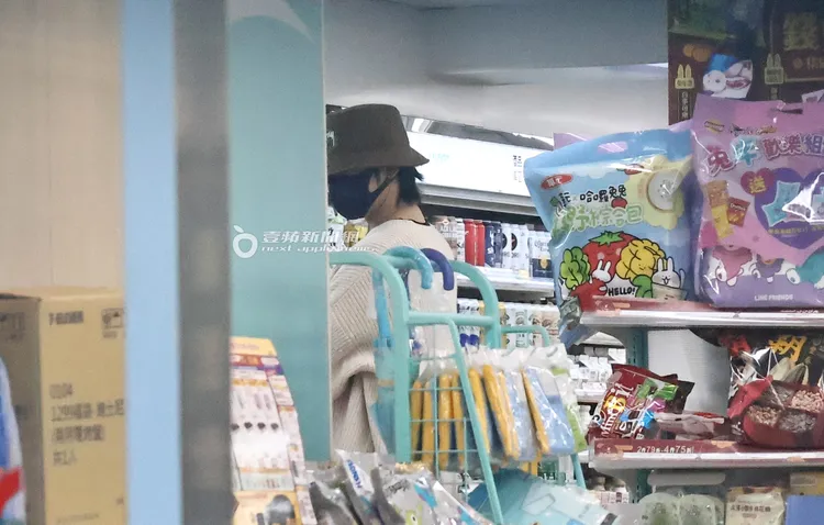 最後陳柏霖選擇了超商，站在冷食區挑選。特勤中心攝