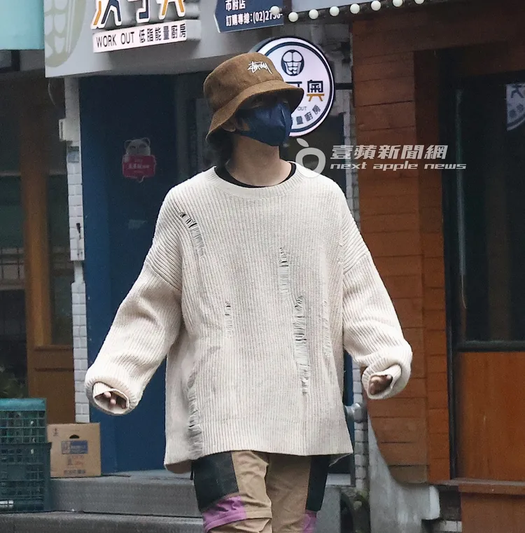 陳柏霖當天穿米色破壞針織衫、頭戴淺棕色潮牌漁夫帽，一身輕裝出門。特勤中心攝
