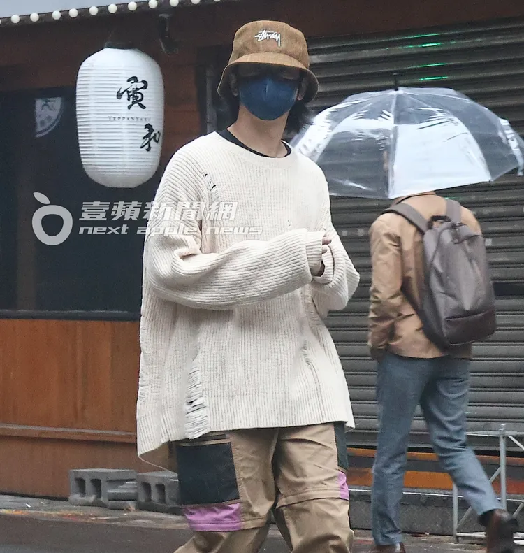 陳柏霖邊走邊到處看。特勤中心攝