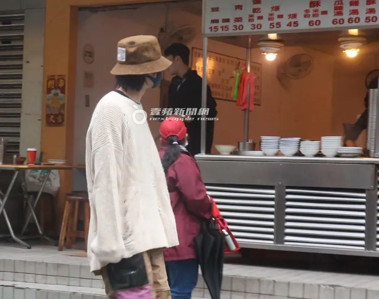 陳柏霖邊走邊看餐廳，疑似在找吃的。特勤中心攝