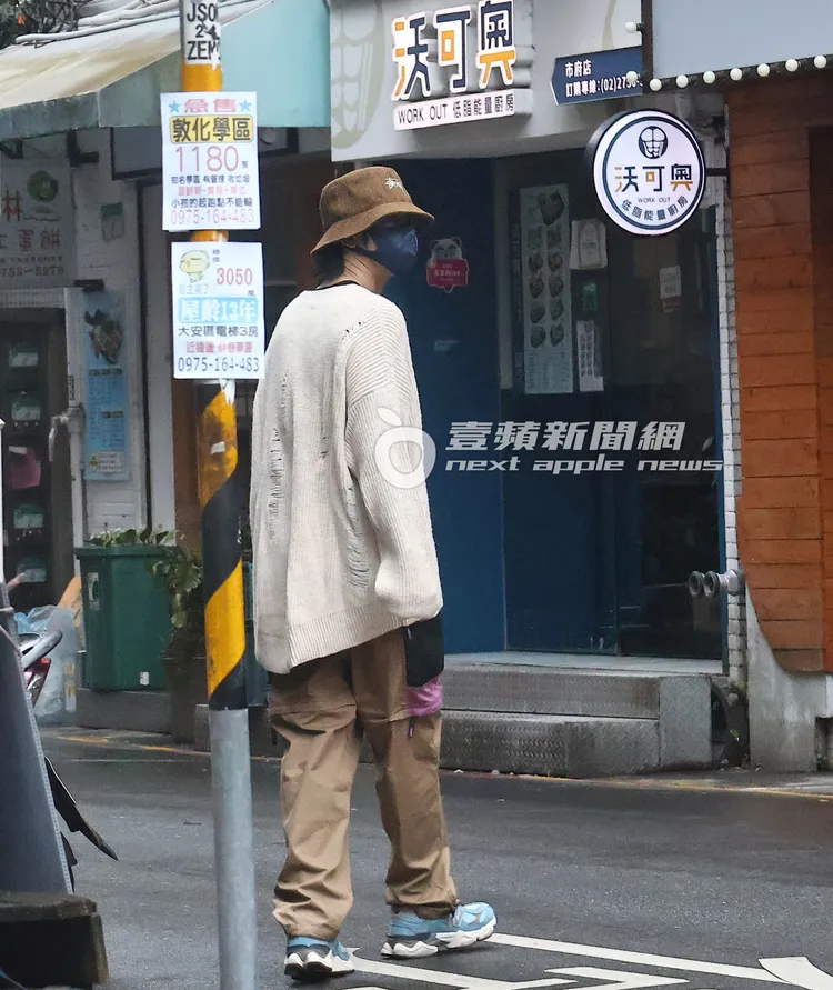 陳柏霖獨自在住家附近走動。特勤中心攝