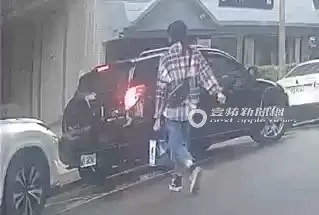 莫約10分鐘後，庭瑄很有默契的也到陳柏霖家。特勤中心攝