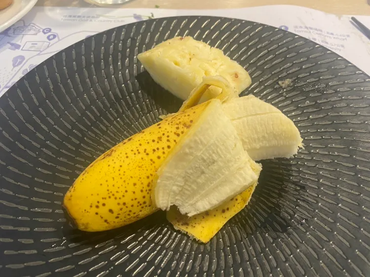 虎睡前吃半根香蕉幫助入眠。示意圖／王雪玲攝