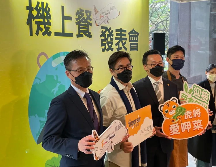 台灣虎航攜手小小樹食推出素食機上餐。陳明萱攝