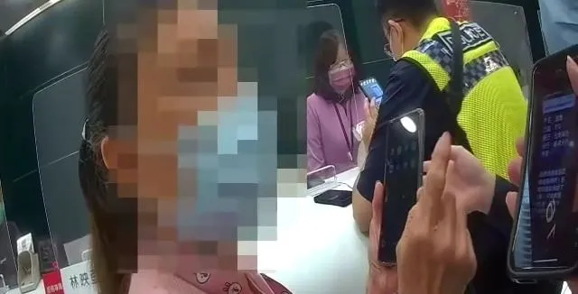 李婦出示Line對話給警方查看。土城警分局提供