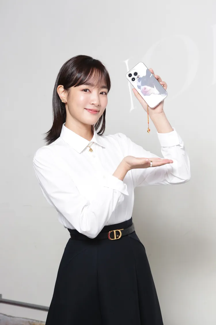 朋友從日本購入送給王淨的金色槌子御守，是她招桃花的開運小物。朱世閎攝