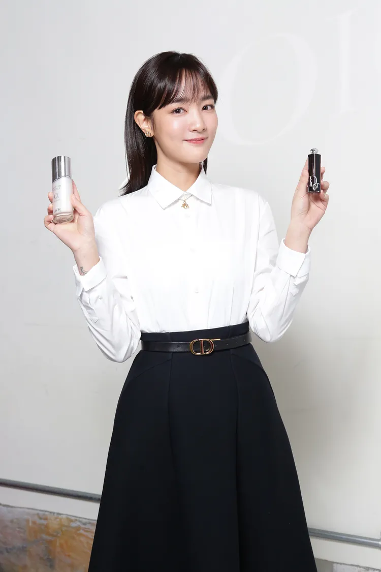 與「錢」有關的財運和事業運，王淨分別以Dior的逆時能量精華升級版和癮誘唇膏#Dior8，當做開運小物。朱世閎攝