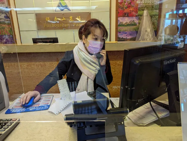 今(10)日開放訂房，重點時間在一分鐘內被秒殺，櫃台人員電話也接不完。民眾提供