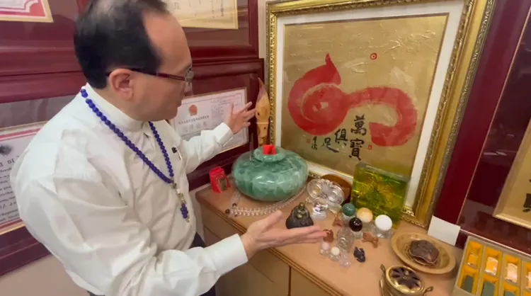 家中的聚財位可擺設財神爺、彌勒佛、水晶球、水晶洞、錢母、財神符等物品。周庭慶攝