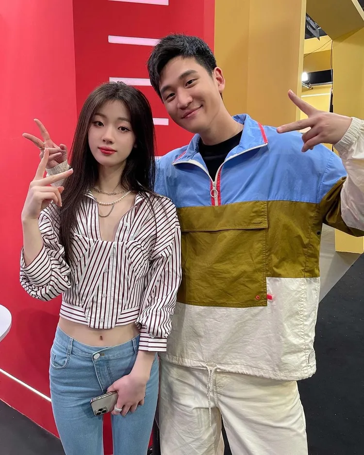 單依純（左）曾和周興哲（右）合唱過《永不失聯的愛》。翻攝ericchoumalaysia IG
