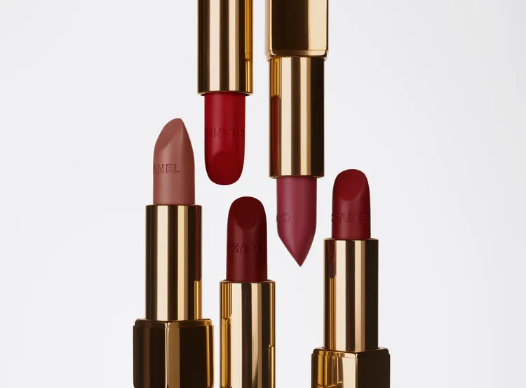 香奈兒美妝推出全新20色升級版超炫耀的絲絨唇膏，各1450元。品牌提供