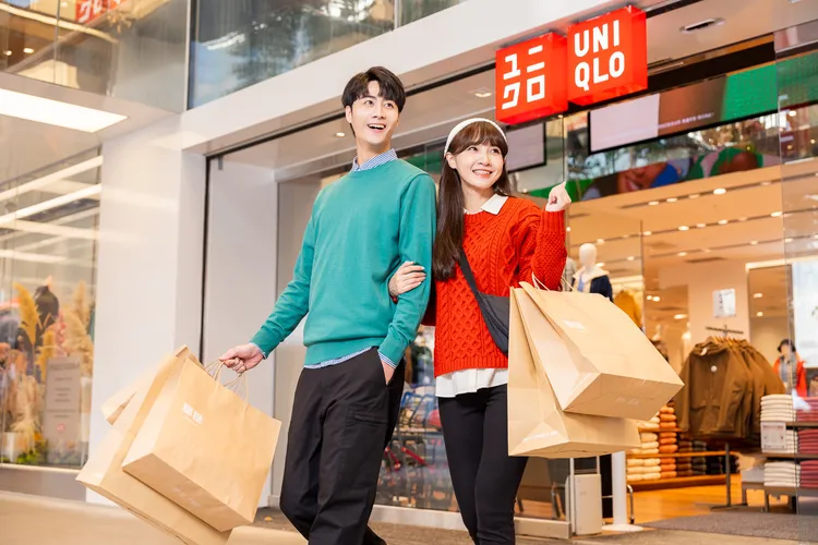 UNIQLO「衣起快樂新年節」即日起開跑，限定優惠與滿額贈禮邀大家穿新衣過新年。業者提供