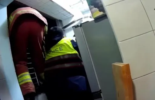 新北男闖空門還反鎖大門 甕中捉鱉!警、消聯手逮著爬窗要逃的他