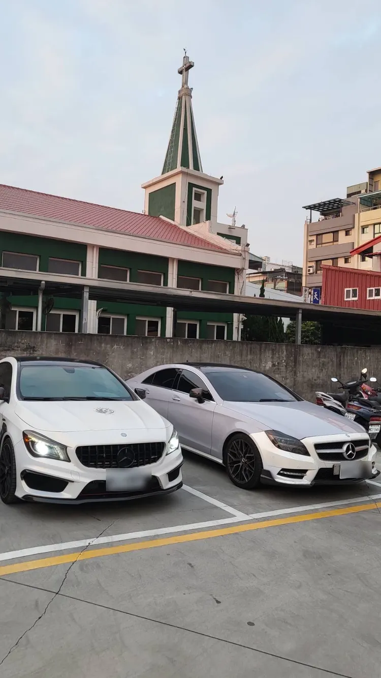 詐騙集團成員騙取被害人感情與金錢後，購置賓士車代步。讀者提供