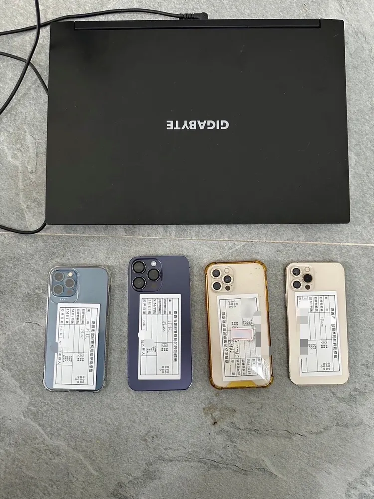 警方查扣集團用來行騙的手機、筆電。讀者提供