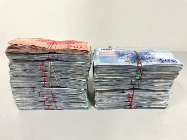 警方查扣的200多萬元現金。讀者提供