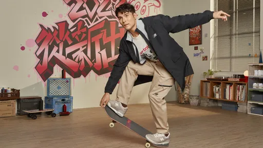 鳳小岳「小王」下戲 免情欲流動靠青春「眼技」放電