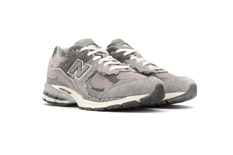 2002R灰色鞋款，4680元。品牌提供