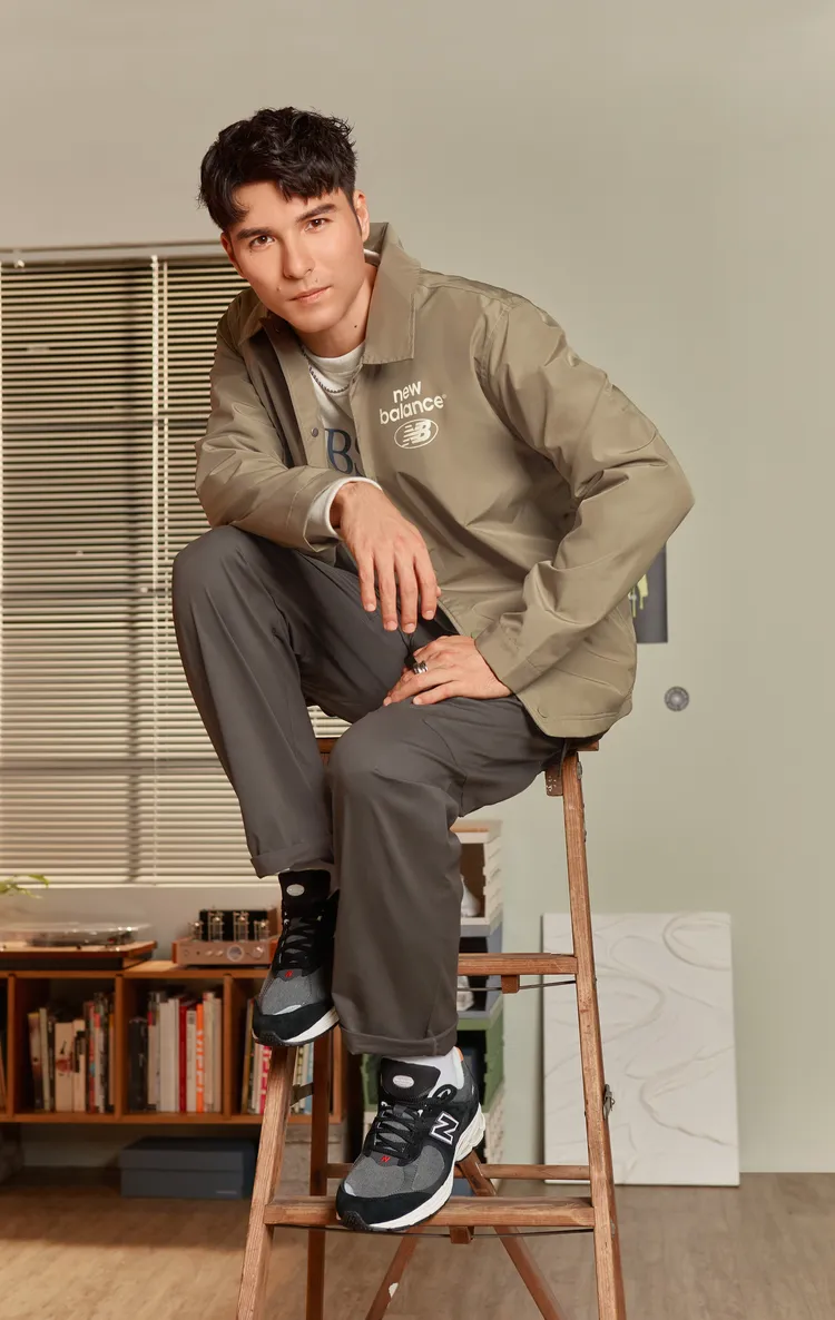 鳳小岳踩著New Balance 20022R墨黑色鞋款，凝視的電眼讓人看了也害羞。品牌提供