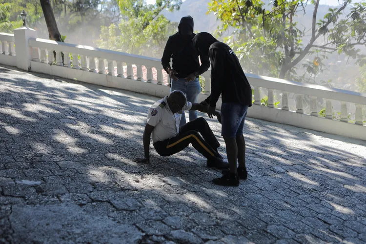 警方抗議者拉起維持秩序的制服警。路透社