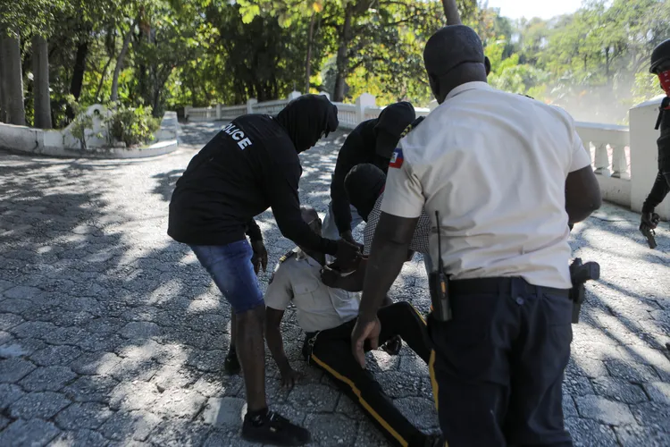 著便衣的抗議警員試圖扶起跌倒在地的制服警察。路透社