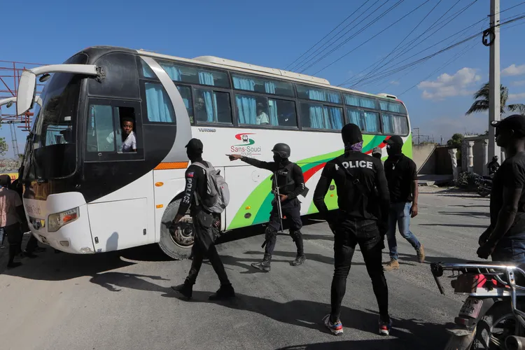 警方抗議者指揮巴士橫停街上當路障。路透社