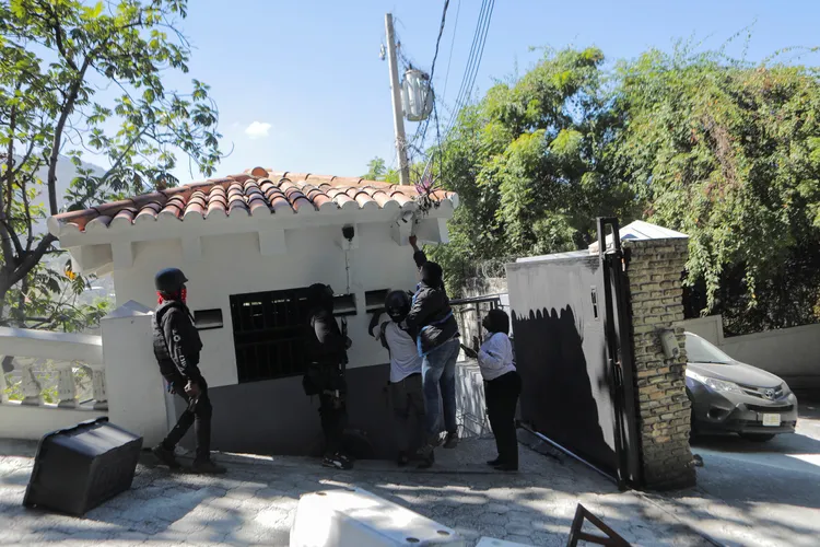 警方抗議者破壞總理住家外的監視器。路透社