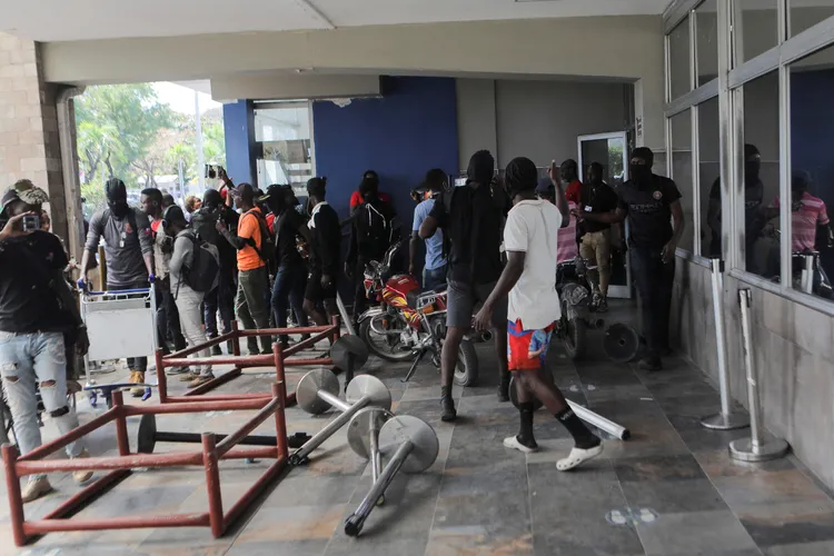 抗議者闖入機場。路透社