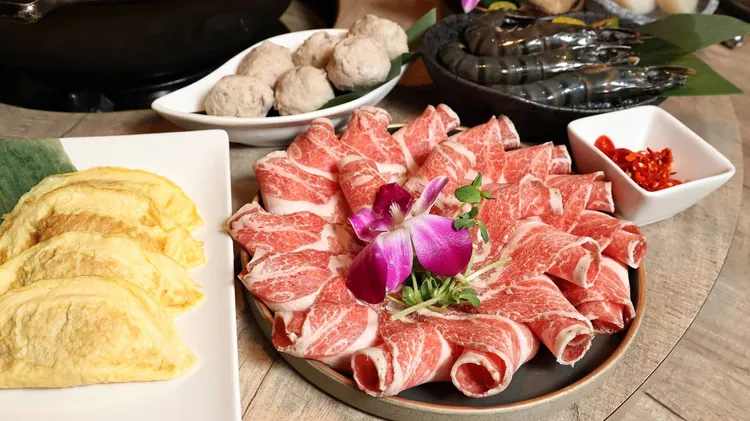 將其他火鍋料、肉片，涮進粵式豬肚煲鍋，將是陳家人的一大享受。葉志明攝