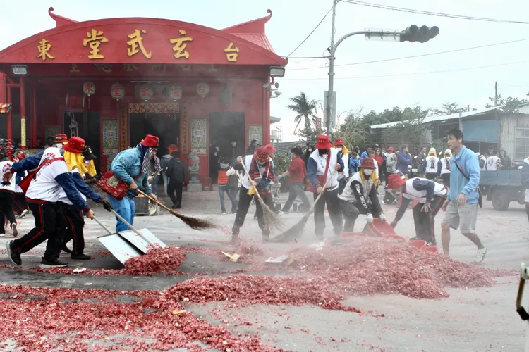 炮炸寒單活動之後，廟方會派員盡速清潔活動現場。古和純攝