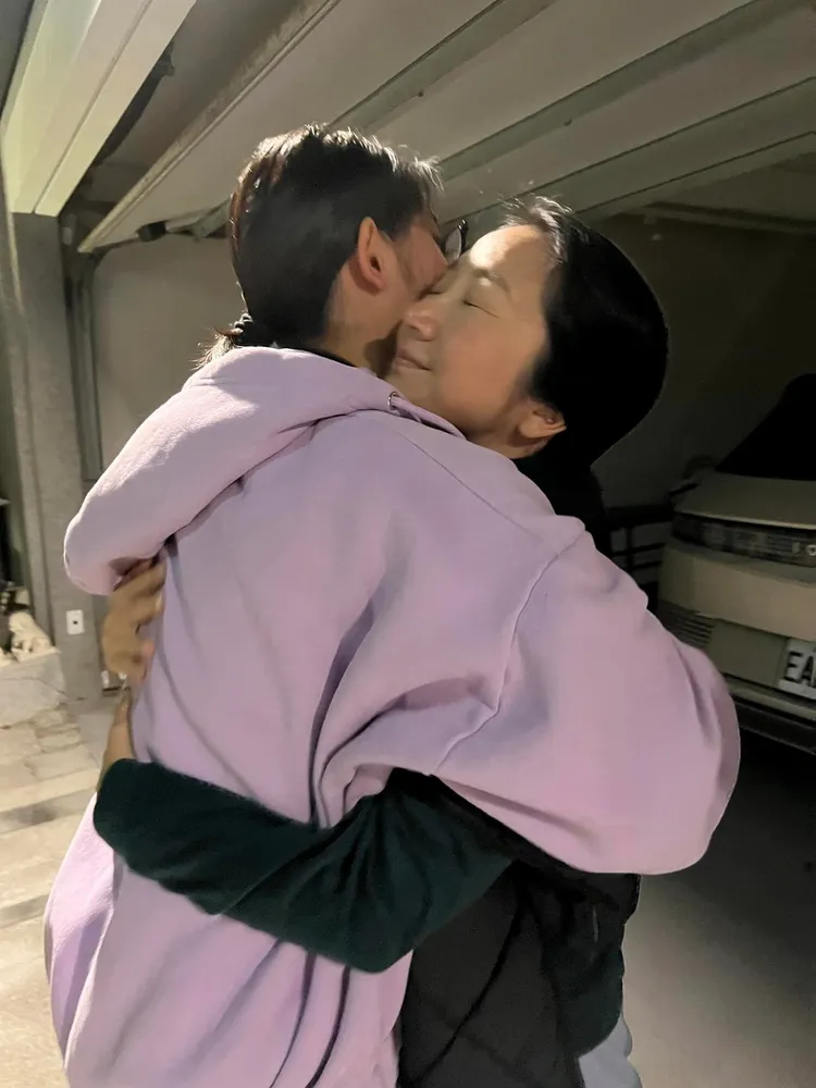 母女相當不捨分離。翻攝陶晶瑩臉書