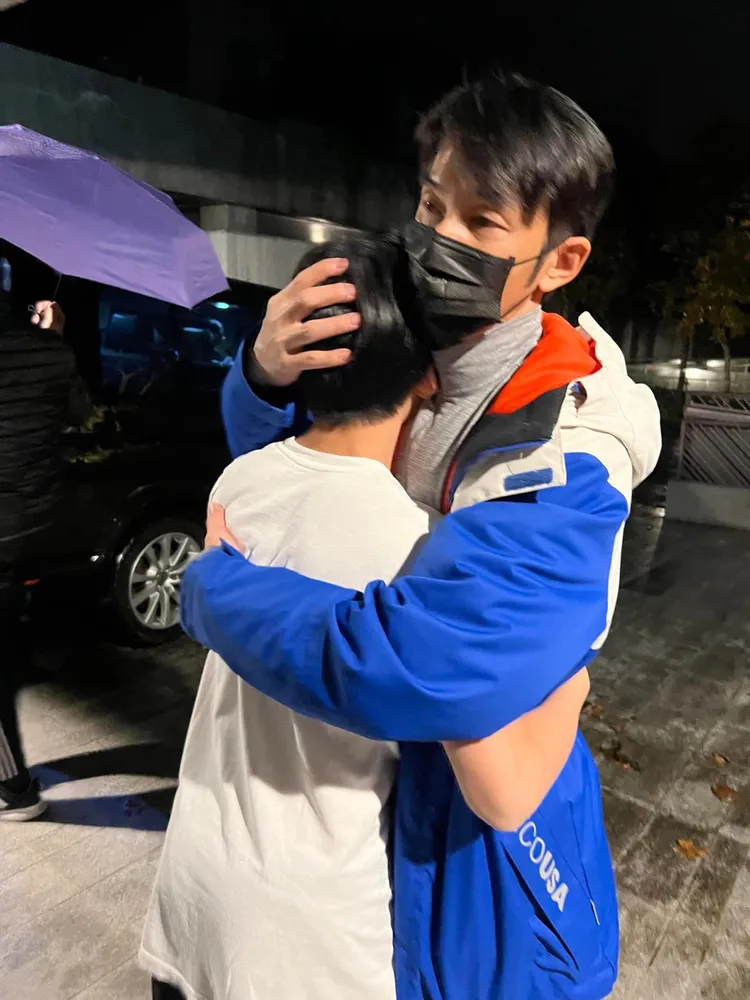 兒子在爸爸離開後潰堤。翻攝陶晶瑩臉書