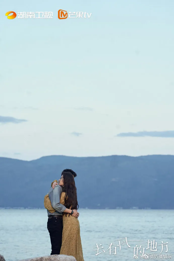 劉亦菲與李現在海邊深情相擁。翻攝扒婆娛樂微博
