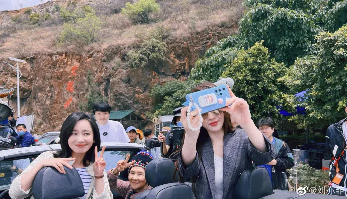 劉亦菲掌鏡與同劇演員開心自拍。翻攝劉亦菲微博