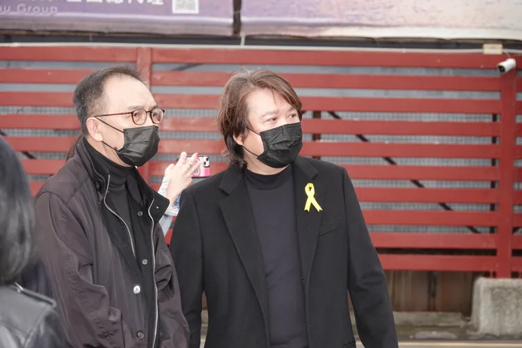 周治平（右）也到場致哀。陳德興攝