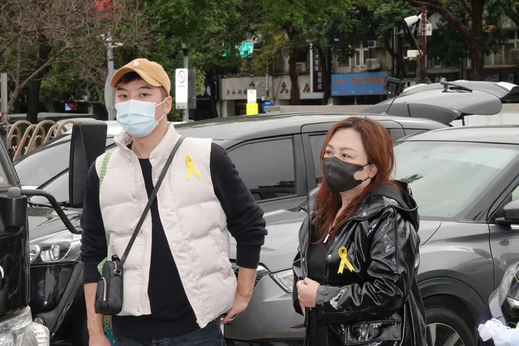 鄭怡（右）一身黑弔唁。陳德興攝