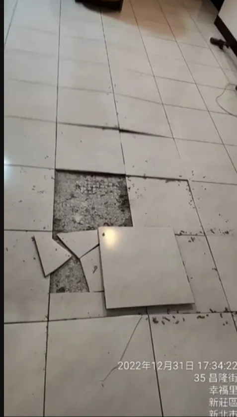 屋內地板沿著筆直的縫隙隆起，部分磁磚飛濺一旁裸露出水泥地面，現場怵目驚心。蔡小姐授權提供
