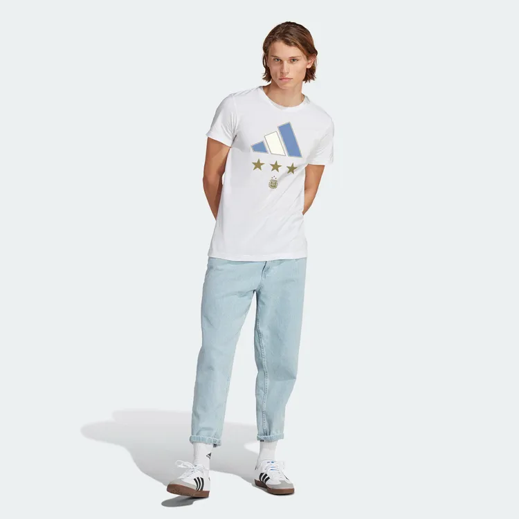 阿根廷隊冠軍三星系列服飾以3顆燙金的星星，彰顯阿根廷國家隊在世足賽上第3度奪下金盃的榮耀。品牌提供