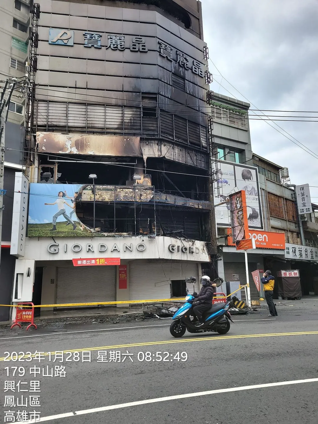 位於鳳山鬧區的佐丹奴今清晨發生大火,店內衣物付之一炬。翻攝自臉書社團鳳山人在地大小事