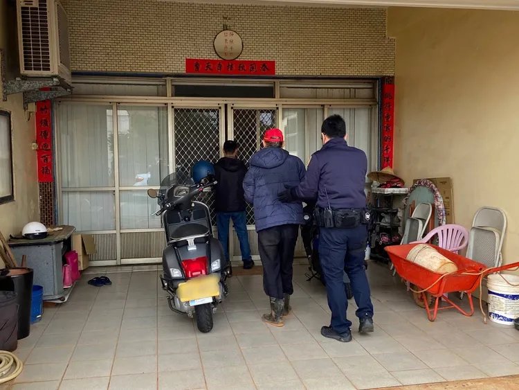 員警護送老翁安抵住處。警方提供