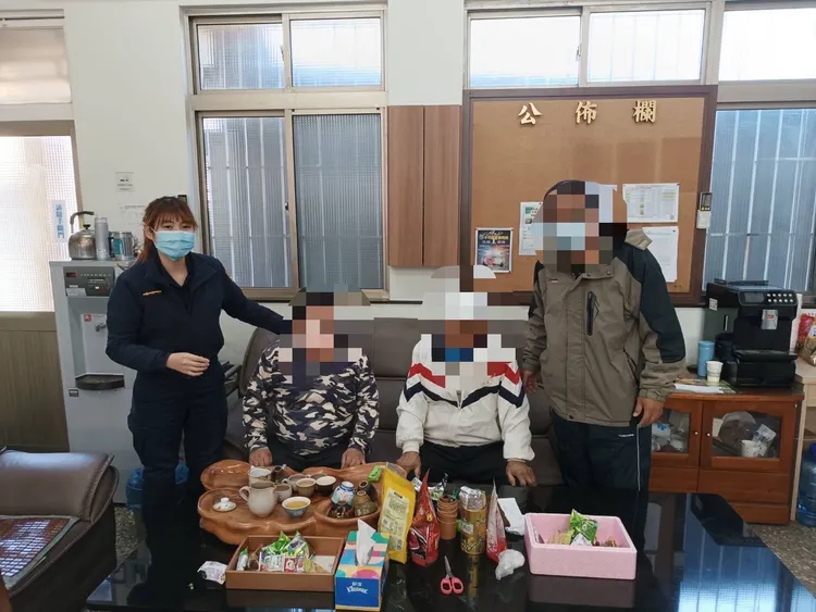 警方連繫家屬，將老翁接回。翻攝畫面