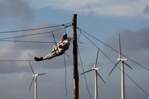 環保版「小龍女」?電線當床練輕功示威