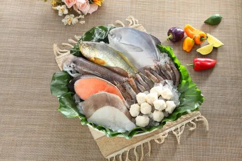 含白鯧的精選海鮮年節禮盒只要2200元。新北市政府提供