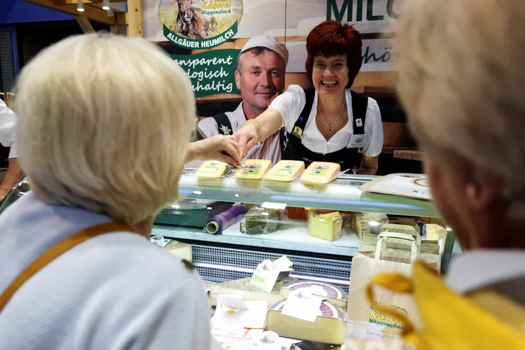 德國工時短，顧客與商家都開心地互蒙其利。路透社