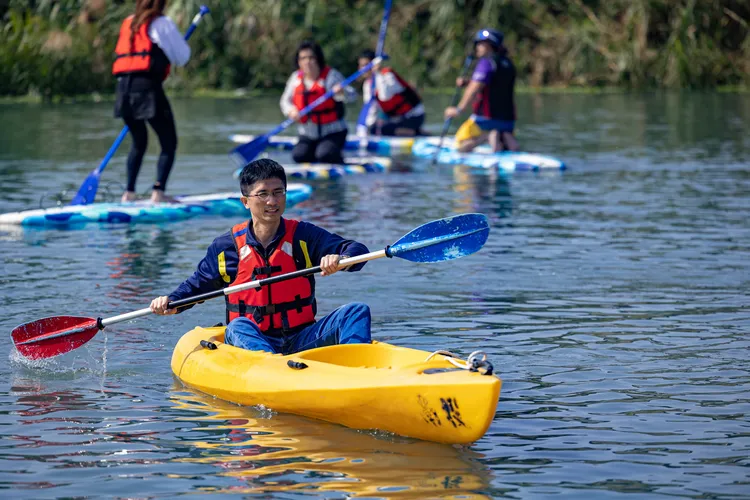 在教練指導下，民眾體驗SUP立式划漿可輕易上手。南投縣府提供