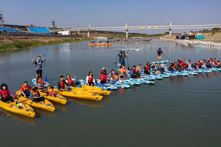 貓羅溪畔的SUP體驗活動，至2月5日燈會結束前還有5天。南投縣府提供