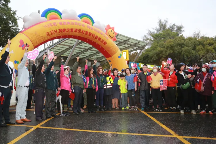黃偉哲、觀旅局長郭貞慧為健走活動鳴槍。市府提供