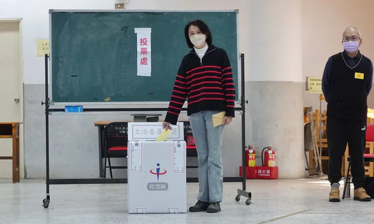王鴻薇拿到身分證完成投票。莊宗達攝